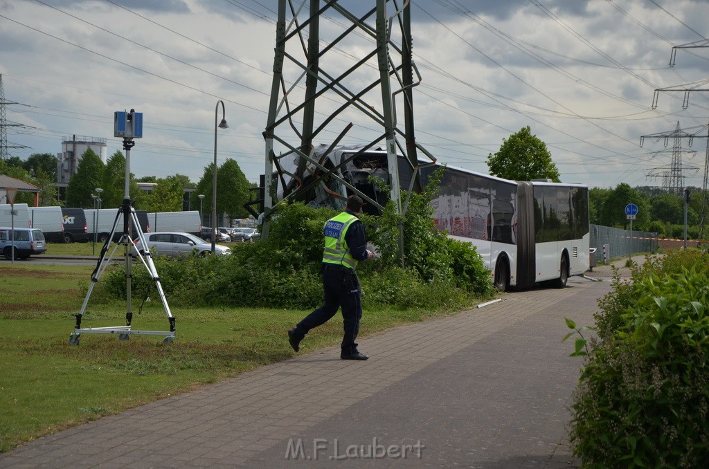 Schwerer Bus Unfall Koeln Porz Gremberghoven Neuenhofstr P355.JPG - Miklos Laubert
